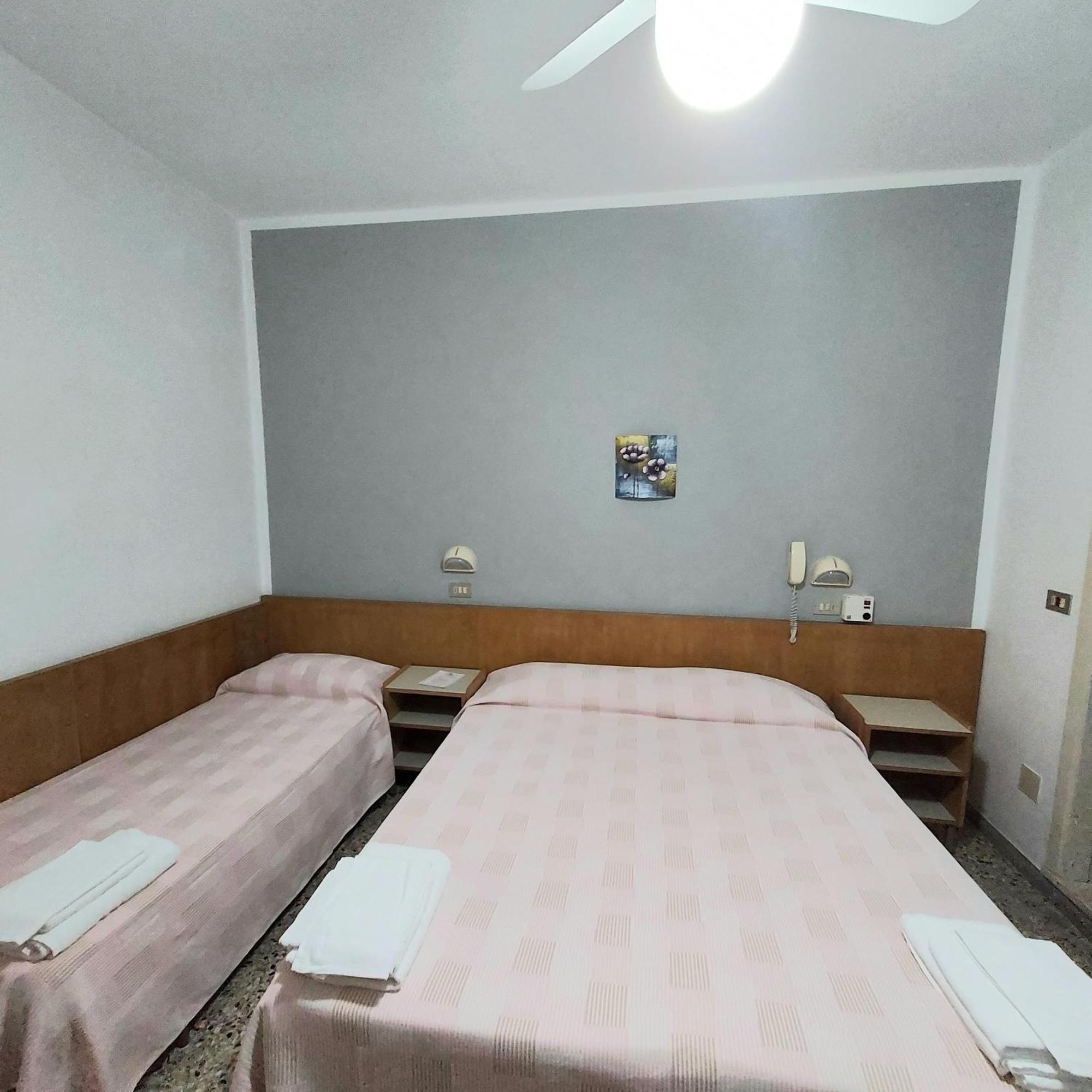 Hotel Villa Alberta B&B Cesenatico Quarto foto